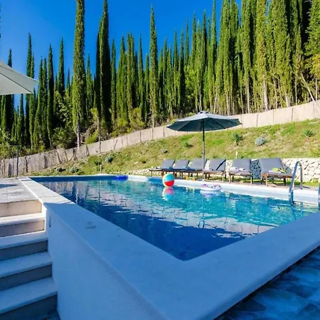 Rustic In Gruda With Private Pool فيلة